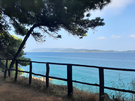 By the small southwards coastal path, one of our favorite spots - a kind of very small natural "Amphitheatre" : we have taken here a lot of pictures, looked to SKIATHOS ISLAND  